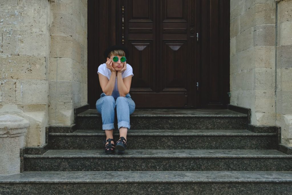 femme-enervee-devant-porte-claquee-angers