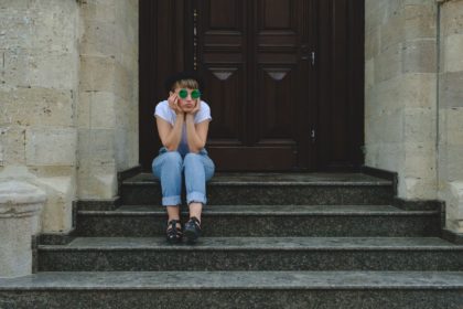 femme-enervee-devant-porte-claquee-angers