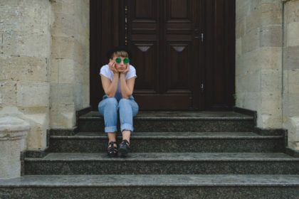 femme-enervee-devant-porte-claquee-angers