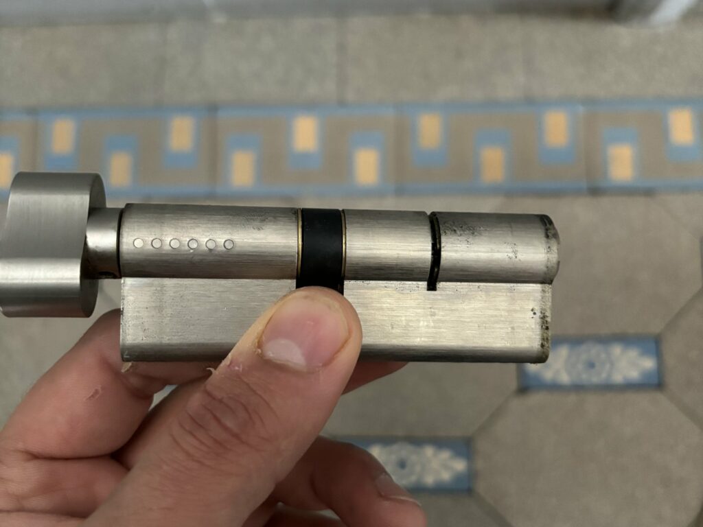 Cylindre de serrure à bouton avant la pose, changement de cylindre