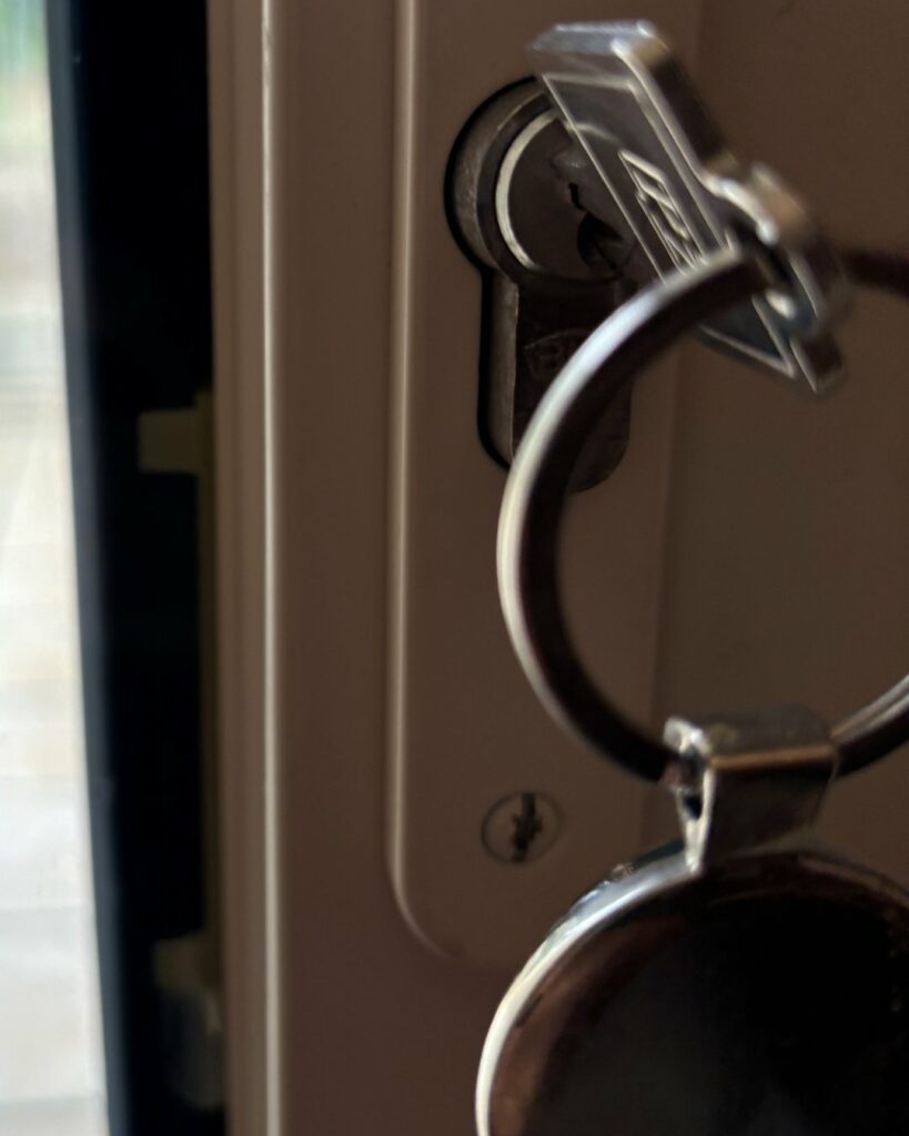 Clés dans le cylindre d’une porte d’entrée