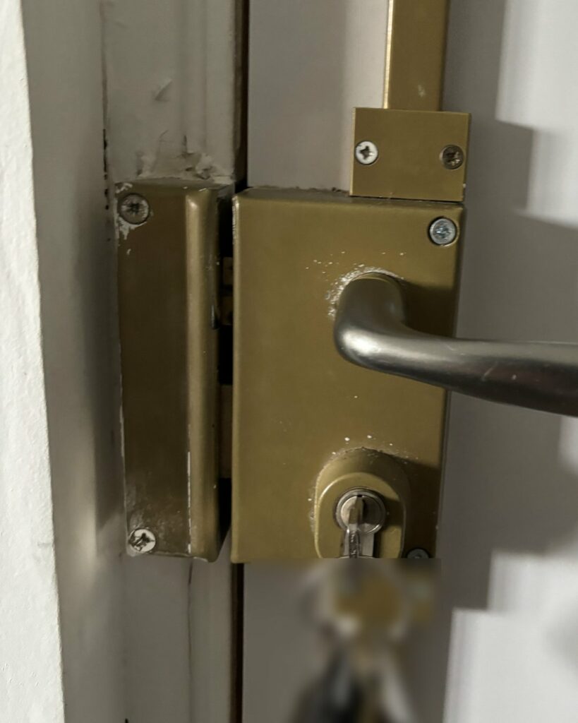 Serrure de sécurité 3 points en applique sur une porte d’entrée