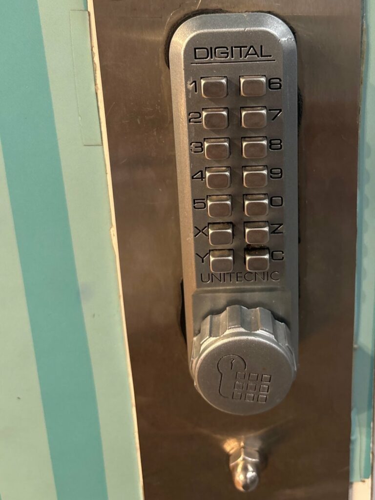Serrure à code mécanique sur la porte d’un local professionnel