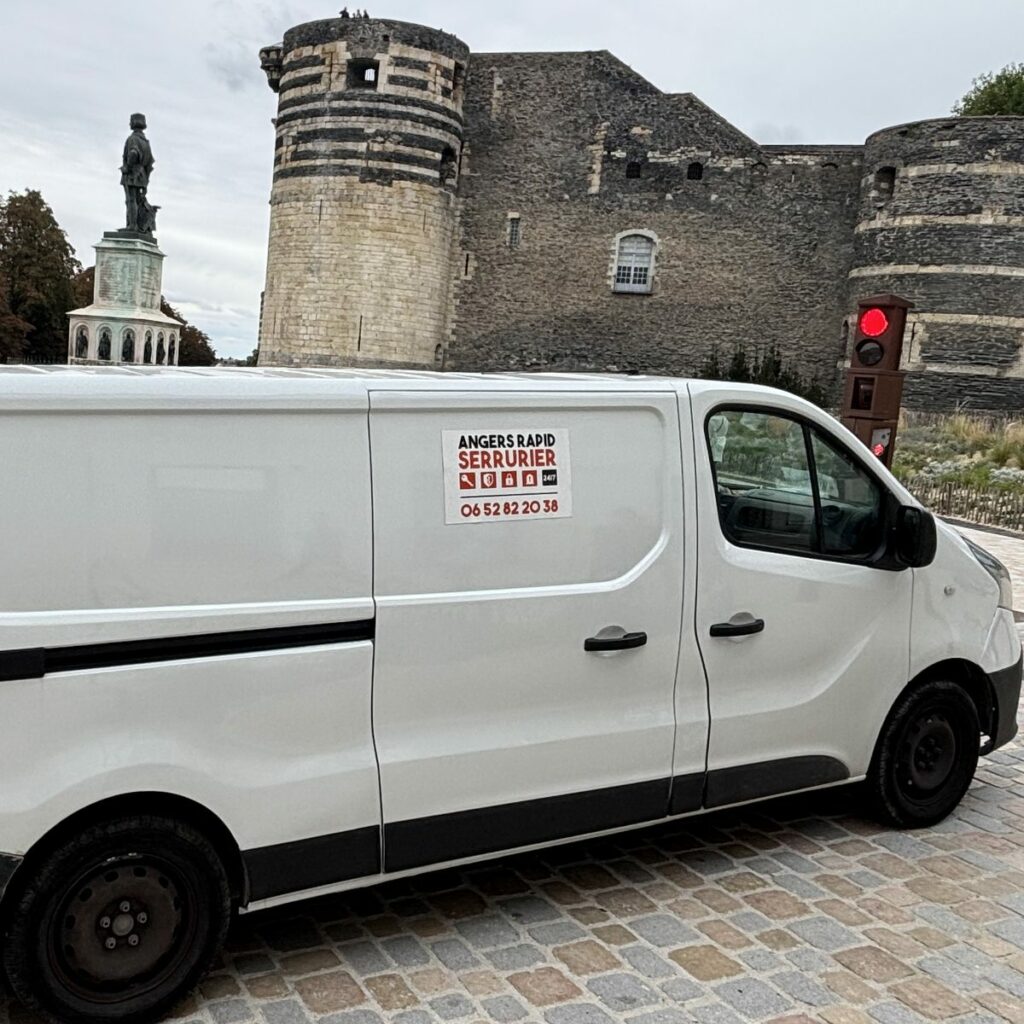 Véhicule d’intervention d’Angers Rapid Serrurier devant le château d’Angers