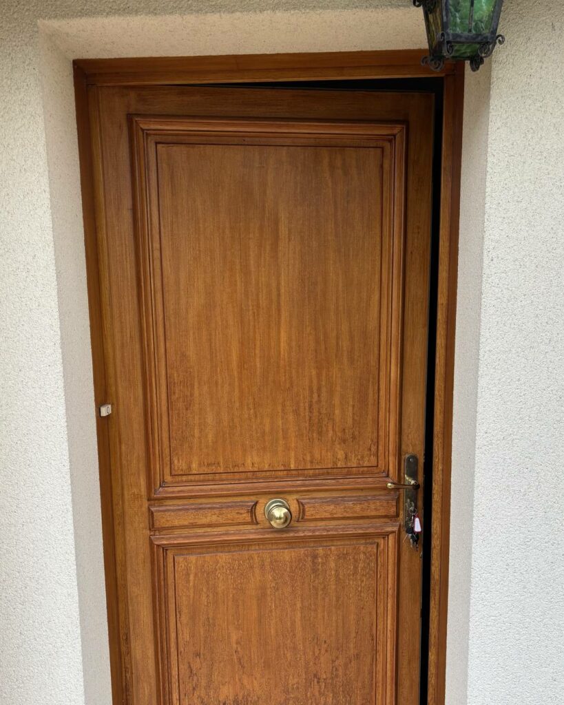 Porte d’entrée en bois massif avec serrure à cylindre