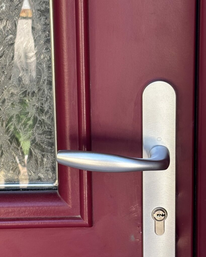 Poignée de porte d’entrée et cylindre européen sur plaque inox