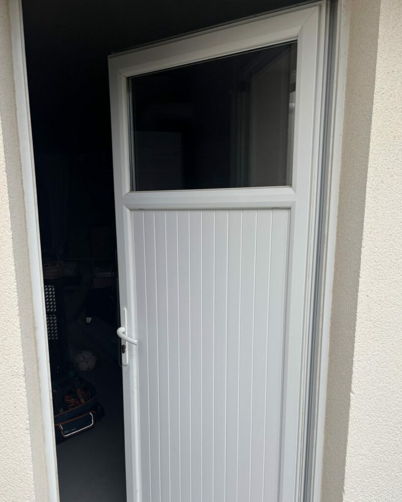 Porte de service en PVC blanc avec serrure à cylindre
