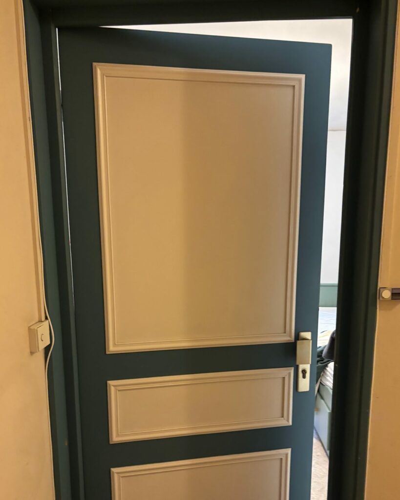 Porte à panneaux avec serrure et poignée, intervention de serrurerie
