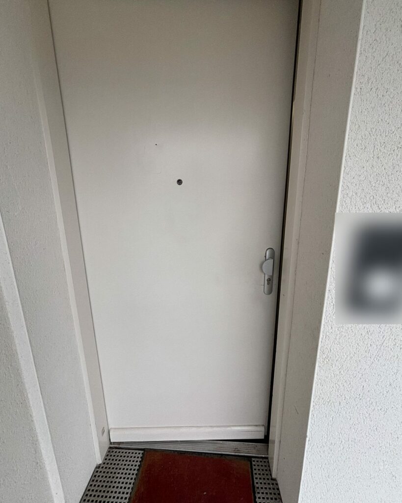Porte palière d’appartement avec serrure de sécurité et judas